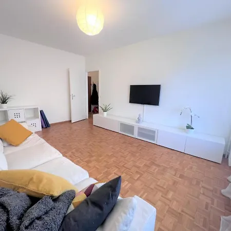 Spacieux Et Lumineux Aux Eaux-vives Appartement *