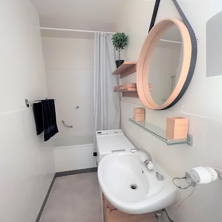 Spacieux Et Lumineux Aux Eaux-vives Appartement *