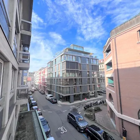 Spacieux Et Lumineux Aux Eaux-vives Appartement *